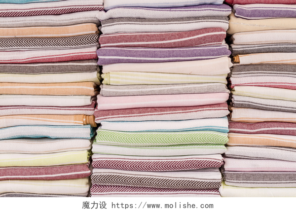 折叠的鲜艳衣服堆的折叠传统色彩鲜艳的衣服在市场中生化需氧量
